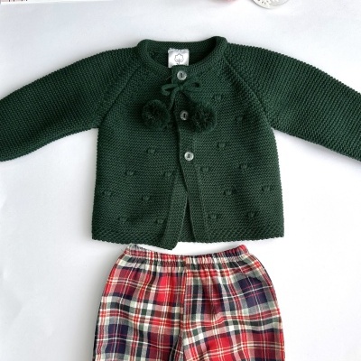 Conjunto roupa bebé com camisola verde e calções tartan
