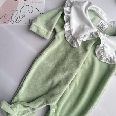 Macacão de bebé verde claro com gola branca e cartão LICILU