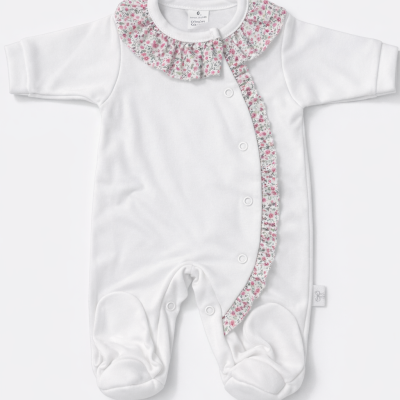 Macacão branco para bebé com detalhes florais rosa e verdes na gola e na frente