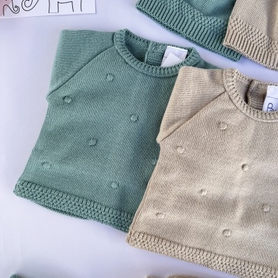 Casacos de malha verde-água e bege para bebé com padrão de nós em relevo
