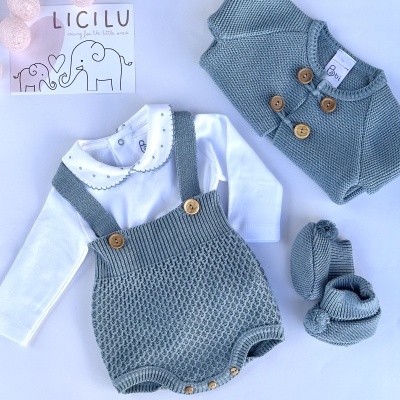 Conjunto de roupa de bebé tricotada cinza com body branco e cartão de marca LICILU
