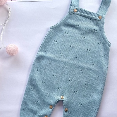 Macacão de bebé azul em malha com botões