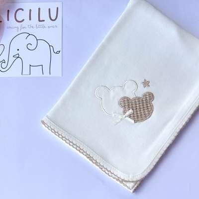 Fralda branca para bebé com bordado de ursinhos e cartão LICILU com desenho de elefantes