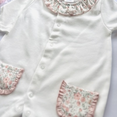 Babygrow branco com gola e bolsos florais cor-de-rosa e verde