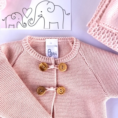 Casaco de malha rosa claro para bebé com botões de madeira e gorro, cartão decorativo com elefantes e nome LICILU