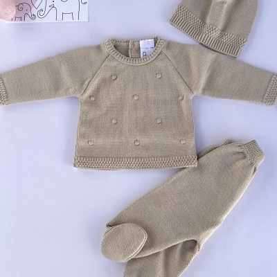 Conjunto de roupa de bebé em malha bege com camisola, calças e gorro, cartão LICILU
