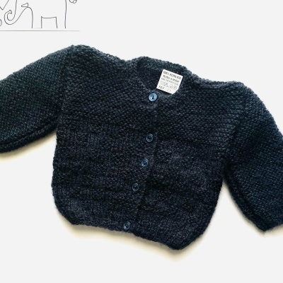 Casaco de malha preto para bebé com botões azuis