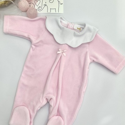 Macacão de bebé rosa claro com gola branca texturada e laço pequeno