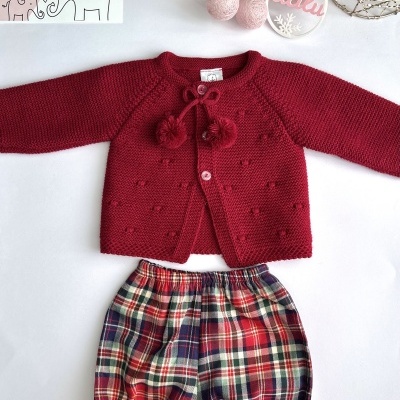 Conjunto de bebé com casaco vermelho de malha e calção xadrez