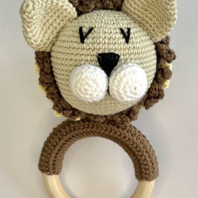 Mordedor de bebé leão em crochet com anel de madeira.