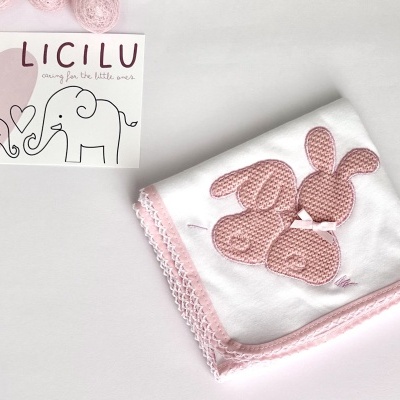 Manta de bebé branca com bordado de coelhos cor-de-rosa e cartão LICILU