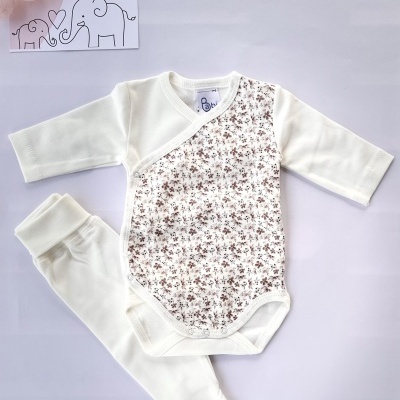 Conjunto de roupa para bebê branco com padrão floral castanho