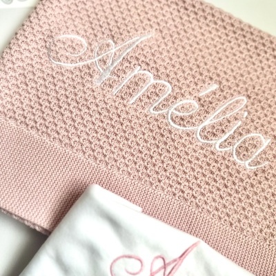 Toalha rosa com o nome Amélia bordado em branco e tecido branco com nome bordado em rosa