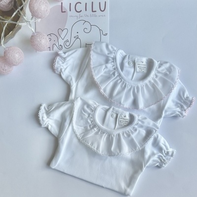 Dois bodies brancos para bebés com gola frisada e embalagem com texto e desenho de elefantes