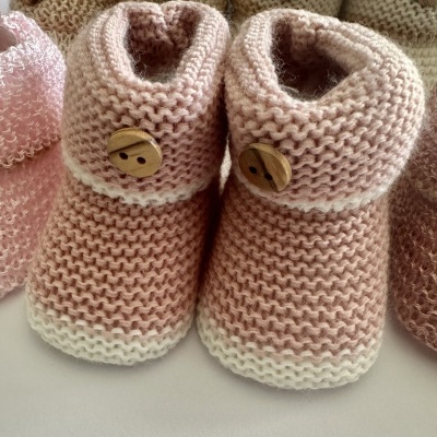 Botins de bebé em malha rosa com botão de madeira