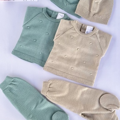 Conjunto de roupa de bebé em malha verde e bege com gorros e cartões LICILU.