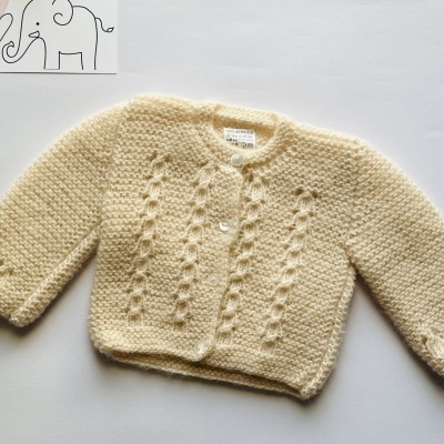 Casaco de malha bege claro para bebé com padrão de tranças e botões frontais