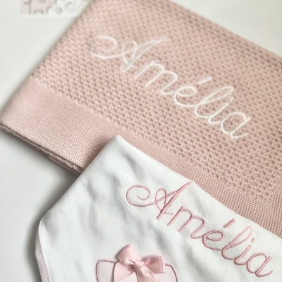 Manta rosa tricotada e babete branco com bordados nome Amélia e desenho de ursinho cor-de-rosa
