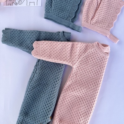 Conjunto de roupa de bebé em malha azul e rosa com gorros combinando