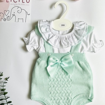 Macacão de bebé verde água com laço e camisa branca com gola rodada