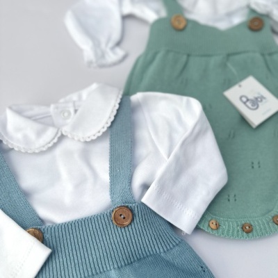 Conjuntos de roupa de bebé com camisolas brancas e jardineiras de malha azul e verde
