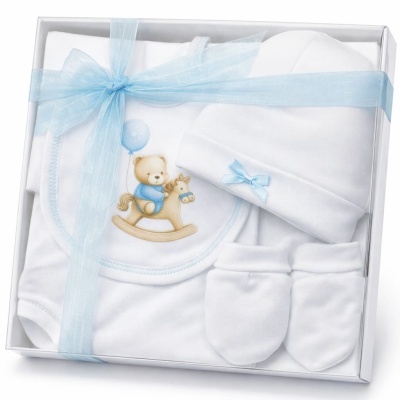 Conjunto de roupa de bebé branco com babete estampado, gorro com laço azul e luvas numa caixa transparente com fita azul
