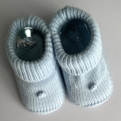 Sapatinhos de bebé azuis claros em malha com nervuras no punho