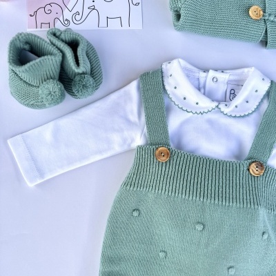 Conjunto de roupa de bebé verde-água com body branco e cartão com desenho de elefantes