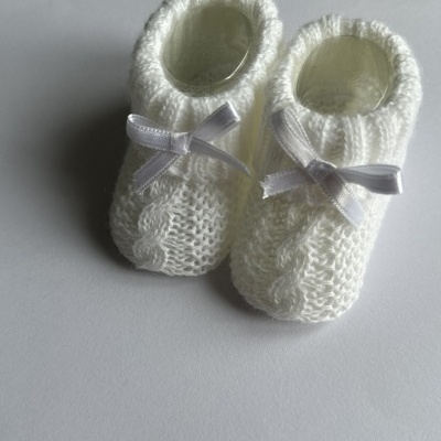 Sapatinhos de bebé brancos em malha com laço branco