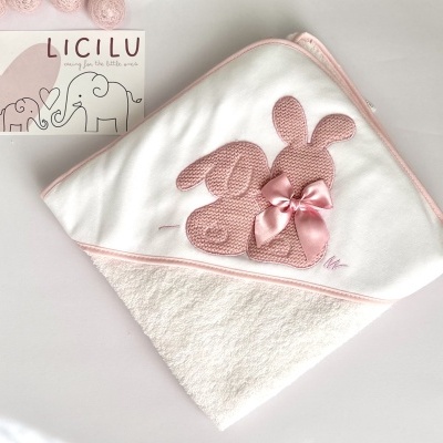 Toalha de bebé branca com coelhos rosa bordados no capuz