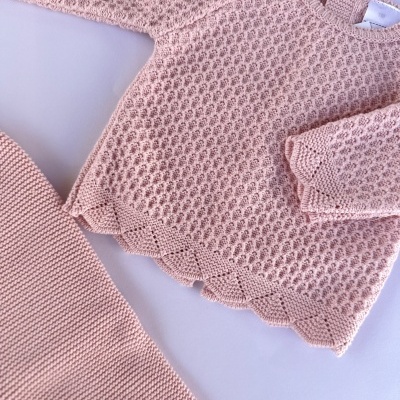 Conjunto de roupa de bebé rosa em malha com casaco, calças e gorro