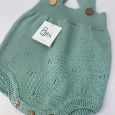Macacão malha verde água com botões de madeira e etiqueta Babi