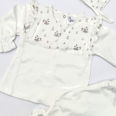 Conjunto de roupa de bebé branca com padrão de esquilos e gorro