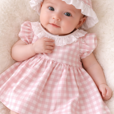 Vestido e chapéu de bebé em padrão vichy rosa e branco com gola branca bordada