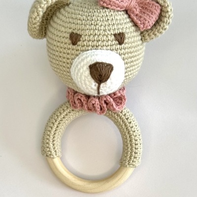 Ratoeira de bebé em croché com argola de madeira