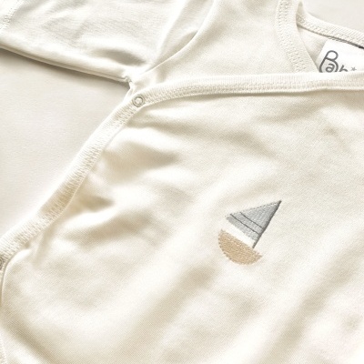 Body branco de bebé com bordado de barco