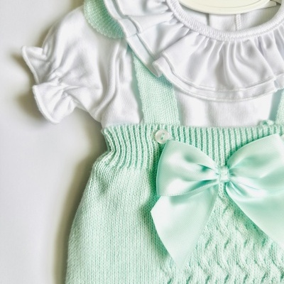 Conjunto de roupa para bebé branca e verde-pálida com laço e gola franzida