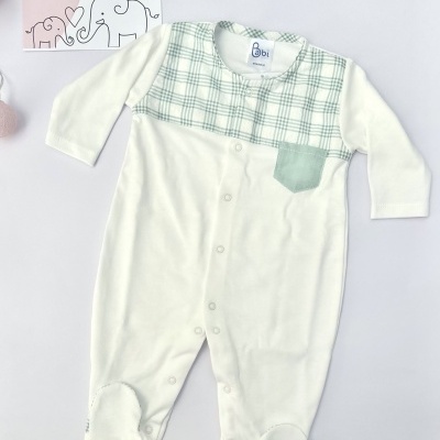Macacão branco e verde para bebé com padrão aos quadrados e bolso frontal.