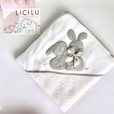 Toalha de bebé branca com coelhos bordados cinzentos e laço, cartão LICILU com elefantes rosa e preto