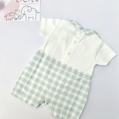 Macacão bebé branco com padrão xadrez verde e branco e gola xadrez, junto cartão LICILU.