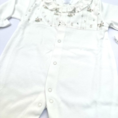 Macacão de bebé branco com padrão floral na parte superior