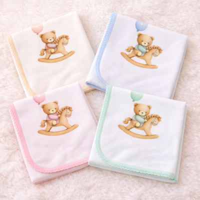 Quatro mantas para bebé com ursinhos em cavalinhos de baloiço e bordas coloridas