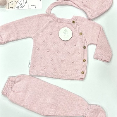 Conjunto de roupa para bebé rosa claro em malha com camisola, calças e gorro