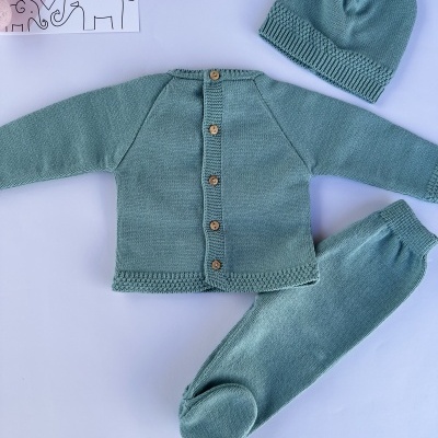 Conjunto de roupa de bebé em tricô verde menta com camisola, calças e gorro com pompom