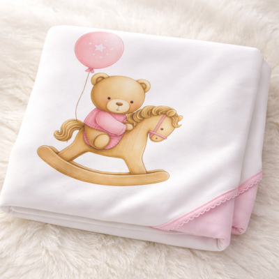 Cobertor de bebé branco com ursinho e cavalo de balanço e balão cor-de-rosa.
