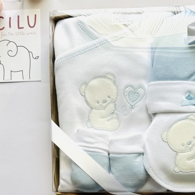 Conjunto de roupinha de bebé azul e branca com ursinhos bordados em caixa