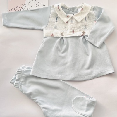 Conjunto de roupa de bebé azul clara com gola decorativa estampada e calças com pés.