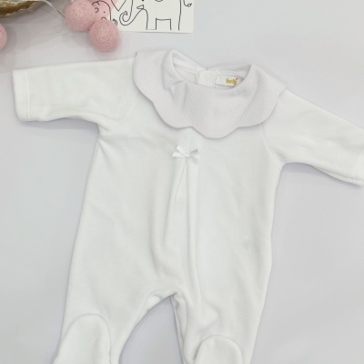 Pijama branco para bebé com gola franzida e laço pequeno em fundo branco