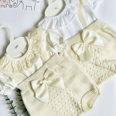 Conjuntos roupa bebé com bodies brancos e calções creme de malha com laços de cetim