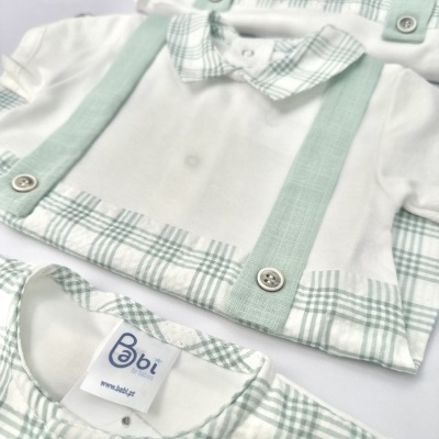 Roupa de bebé aos quadrados verde e branco com botões cinzentos e tirantes verdes